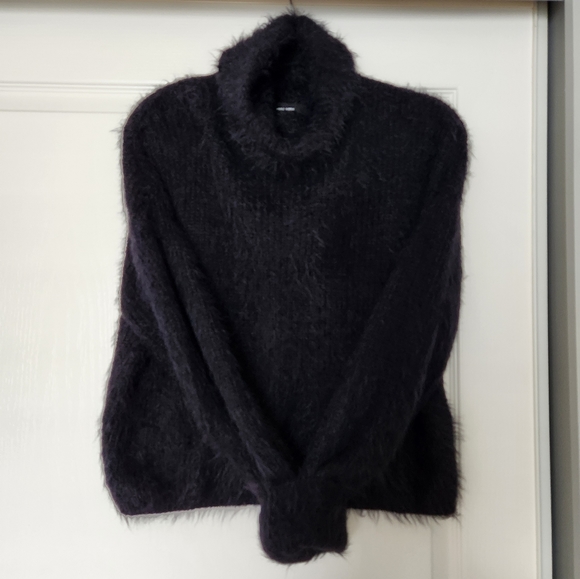 Vero Moda Fuzzy Turtleneck Sweater - Picture 2 of 8